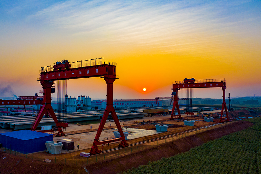 圖為夕陽下的南玉鐵路施工現場。（金偉 攝）
