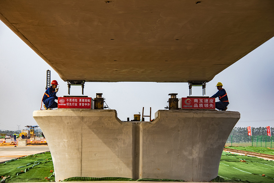 圖為南玉鐵路架梁施工現場。（金偉 攝）