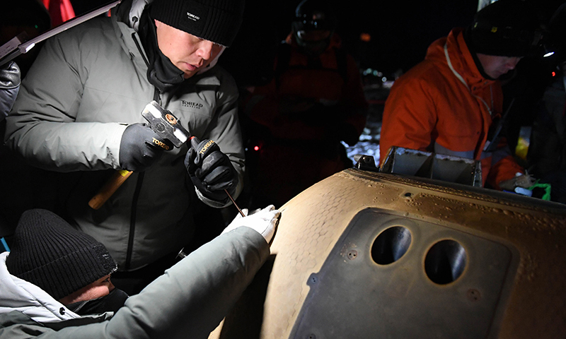 12月17日凌晨，嫦娥五號返回器攜帶月球樣品，采用半彈道跳躍方式再入返回，在內蒙古四子王旗預定區域安全著陸。（新華社記者 連振 攝）