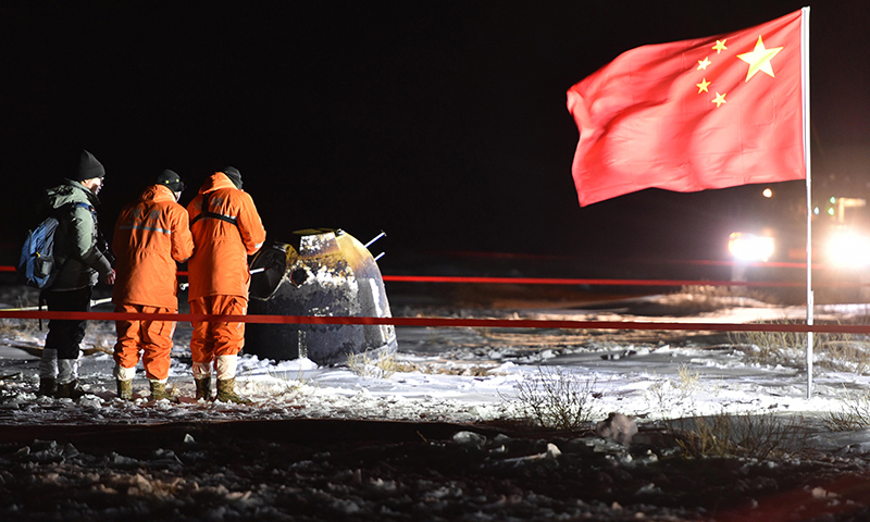 圖為12月17日，工作人員在嫦娥五號返回器著陸現場作業。（新華社記者 任軍川 攝）