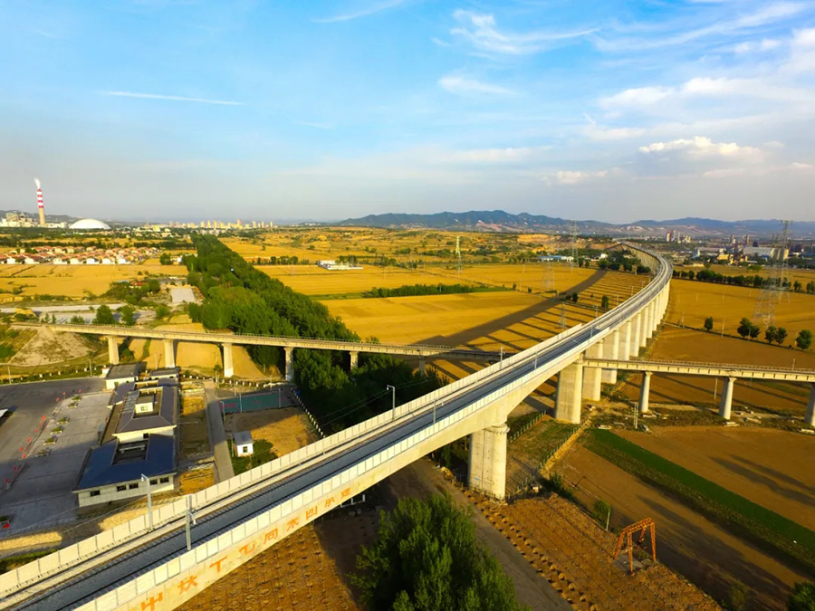 12月12日，由中國鐵建所屬中鐵十一局、中鐵十二局、中鐵十六局、中鐵十七局、中鐵建設、中鐵建電氣化局等單位參建的鄭太高鐵建成通車。至此，列車從鄭州出發至太原不再繞行石家莊，行車時間由3小時38分縮至最短2小時24分。圖為朱家川村跨長邯高速公路特大橋。