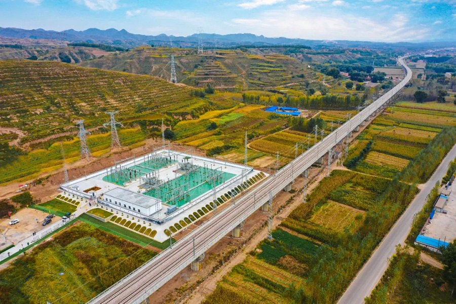 施工中，建設者加大科技創新力度，成功攻克了極高風險隧道——云竹隧道；采用國內最先進的“鐵路工程線運輸調度系統”和“智慧工地設備管理系統”，為鋪軌加裝“智慧大腦”，實現有砟軌道每天鋪軌3.5公里、無砟軌道每天鋪軌6公里的速度，成功克服了疫情影響，于2020年7月25日完成全線鋪軌。圖為牽引變電所。