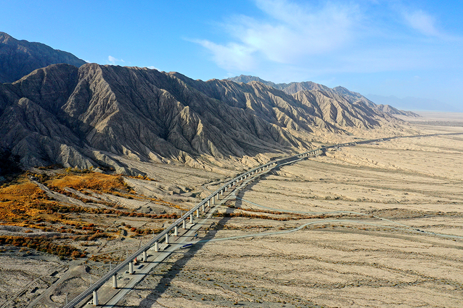 格庫鐵路是新疆鐵路網規劃“四縱四橫”主骨架建設的重要節點之一，連接青海省格爾木市和新疆維吾爾自治區庫爾勒市，為國鐵Ⅰ級客貨共線鐵路，主要經過柴達木、塔里木兩大盆地和阿爾金山山脈。線路自青海格爾木向西經烏圖美仁、甘森、花土溝，翻越海拔6161米的阿爾金山后，再經新疆維吾爾自治區米蘭、若羌、尉犁，最后達到庫爾勒，正線全長1214.6公里。全線重點控制工程為阿爾金山特長隧道和臺特瑪湖特大橋。圖為歡喜泉特大橋。