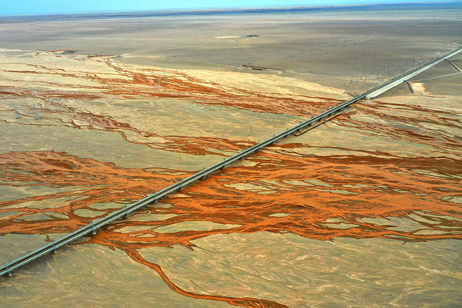 格庫鐵路自1956年起先后經過四次大規模勘測設計與研究，是我國勘測設計歷史最長、研究次數最多的鐵路之一。2010年8月，鐵一院再次承擔了格庫鐵路全線的勘察、設計、配合施工等工作，前后歷時10年，面對沿線特殊的氣象、地形、地質條件，鐵一院積極開展科研創新，克服阿爾金山越嶺高寒高海拔區、荒漠無人區和生態脆弱、塔里木盆地風沙區等一系列技術難題，為格庫鐵路建成通車創造了條件。圖為那林格勒大橋。