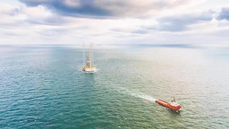 12月5日，在船廠完成塢修后，經過138.6海里的航行，中國海油所屬的“挑戰者”號鉆井平臺順利從威海金陵船廠拖航至作業地點。此次拖航正值冬季，氣象多變，為保障拖航作業安全，拖航前平臺組織開展專項檢查，在拖航過程中時刻關注海況天氣，確保航行安全。經過3天的航程，平臺順利抵達作業井位，開啟鉆完井作業，為年度生產經營目標奮力沖刺。