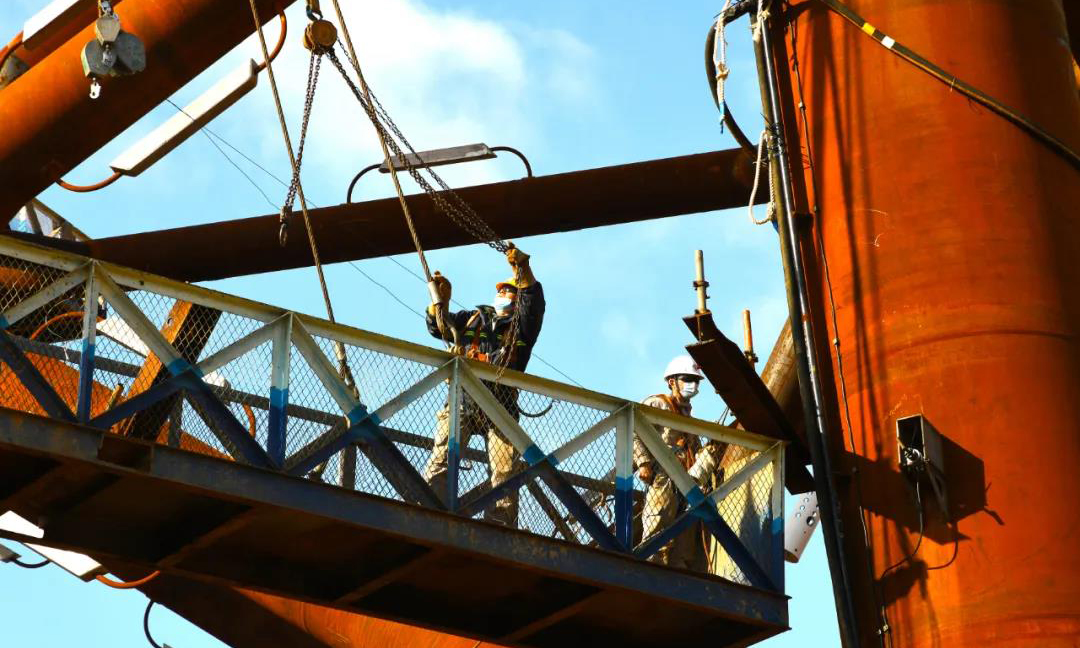 在青島建造場地，中國海油10余個單體同時在建的情況下，工作人員不斷強化質量意識，持續優化施工流程，促進質量和效率雙提升，為順利完成全年生產經營目標奠定堅實基礎。