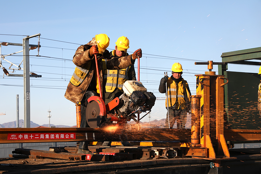 圖為鋸軌作業。（李煜 攝）