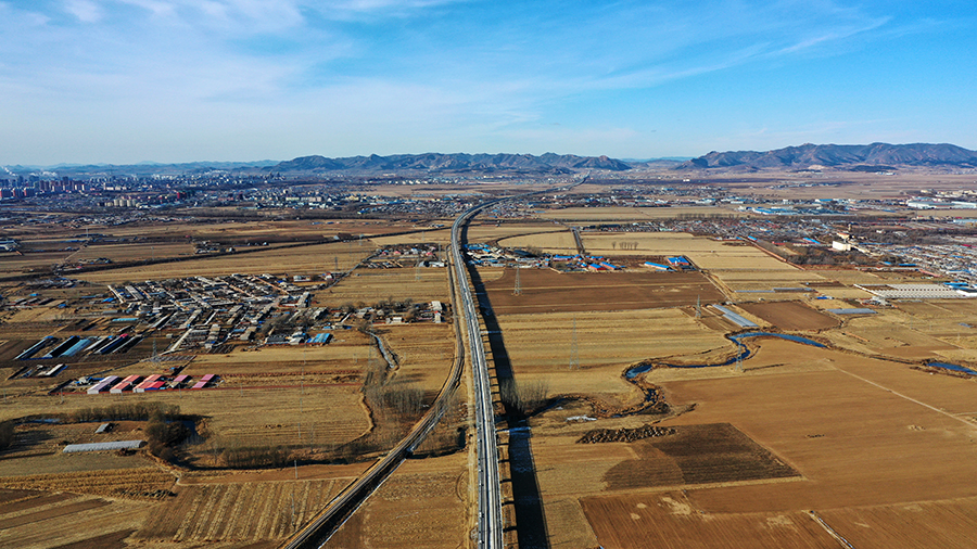 圖為朝凌客專董家溝大橋。（李煜 攝）