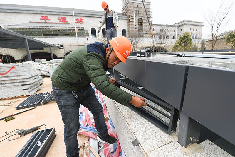圖為12月7日，中鐵一局工人在福平鐵路平潭一體化綜合交通樞紐安裝通風百葉。（新華社記者 宋為偉 攝）
