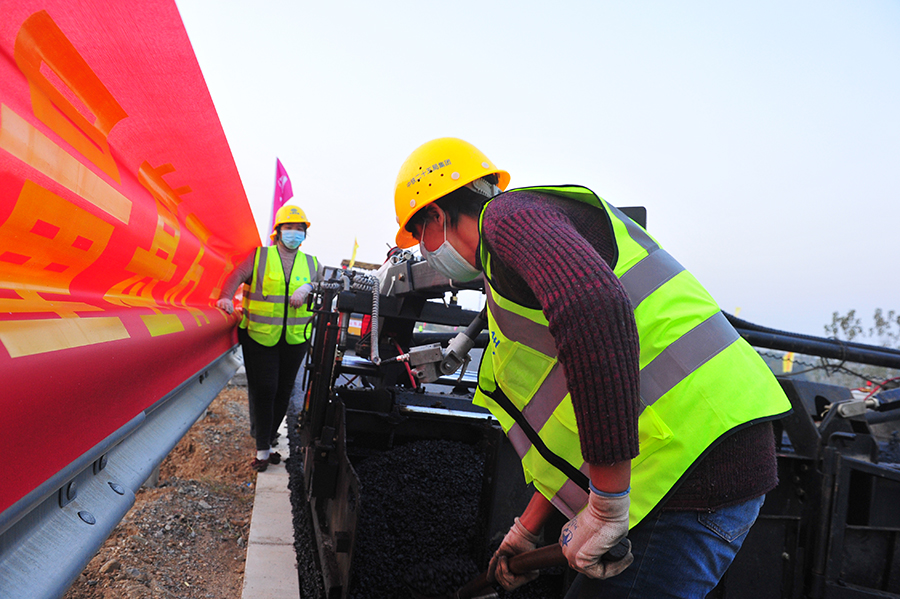 圖為瀝青攤鋪。