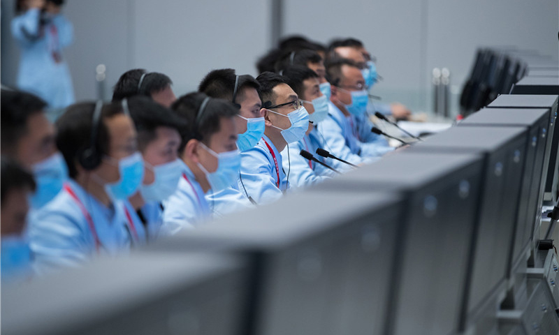 圖為12月3日，航天科技人員在北京航天飛行控制中心監測嫦娥五號上升器工作情況。（新華社記者 金立旺 攝）