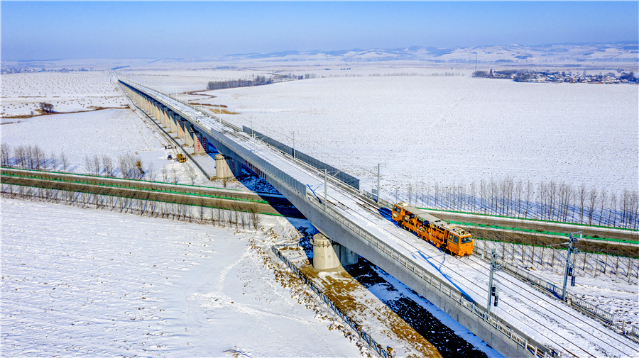 中鐵十四局承擔了牡佳高鐵佳木斯至七臺河段377.5公里的鋪軌任務，該工程地處高寒地區，冬季平均氣溫零下19攝氏度，極端最低氣溫達零下35攝氏度，低溫嚴寒使建設者要解決防凍脹、防雪害、冬季施工等多種技術難題。圖為道砟養護。