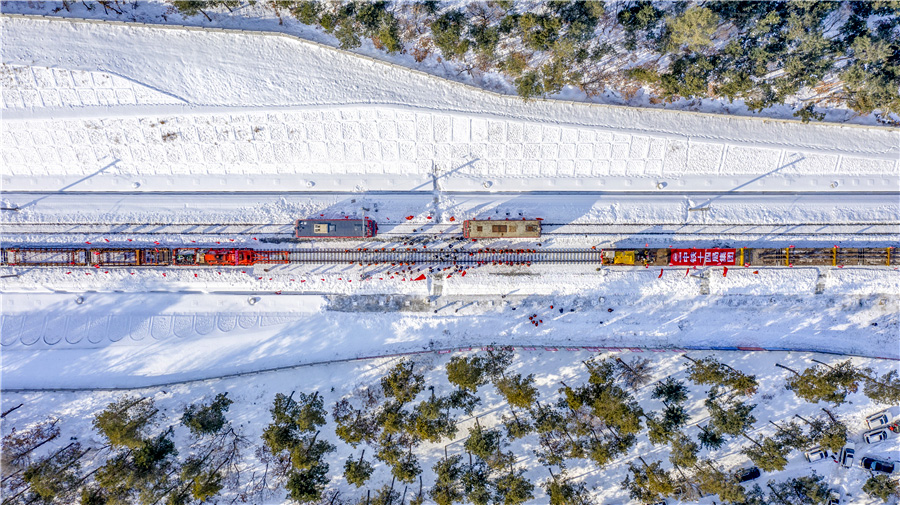 受“拉尼娜”氣候影響，今年當地極端低溫進一步加強，惡劣的環境給機務運輸帶來巨大挑戰，項目部機運施工使用的是東風4B型內燃機車，啟機時油水溫度不能低于20攝氏度，如果機車因機械或電器故障停機，3小時內不能恢復，整個水循環系統將凍結，直接損失在80萬元以上。為了解決這一難題，項目部在鋪軌基地建起了機車恒溫庫，使用煤炭鍋爐為車庫增溫，經過保暖的機車，打溫時間由原來的24小時縮短到1小時，1周只需打溫一次。機車恒溫庫投入使用以來，為項目節約燃油約200多萬升。圖為中鐵十四局和對線施工的鋪軌機組順利“會師”。