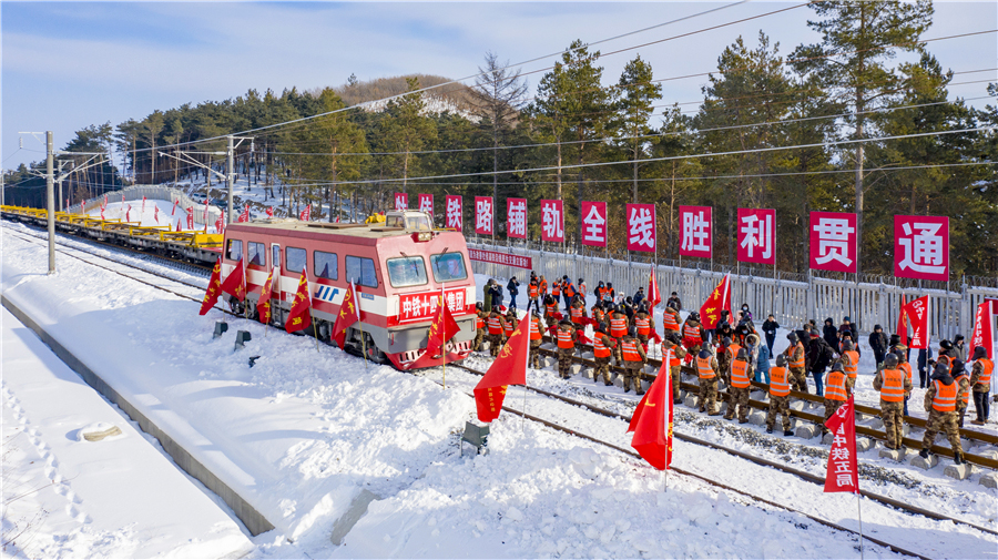 據悉，牡佳高鐵建成通車后將有效拓展東北高鐵網的輻射范圍，與哈牡高鐵和哈佳快速鐵路共同構成黑龍江省東部高鐵環線，將沿線城市全部納入到哈爾濱的“2至3小時經濟圈”，對推動黑龍江東部城市群融入“哈長城市群”，主動承接產業轉移，開展產業協作，促進區域協調發展發揮積極作用。圖為牡佳高鐵鋪軌施工現場。