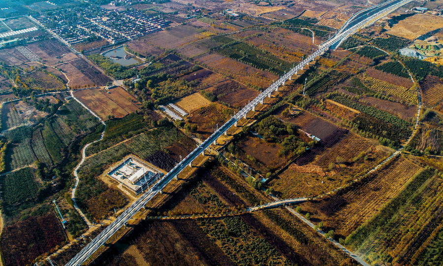 11月26日，濰萊高鐵全線開通運營。歷經一千多個日夜，一條“鋼鐵巨龍”在山東半島腹地“騰飛九霄”。