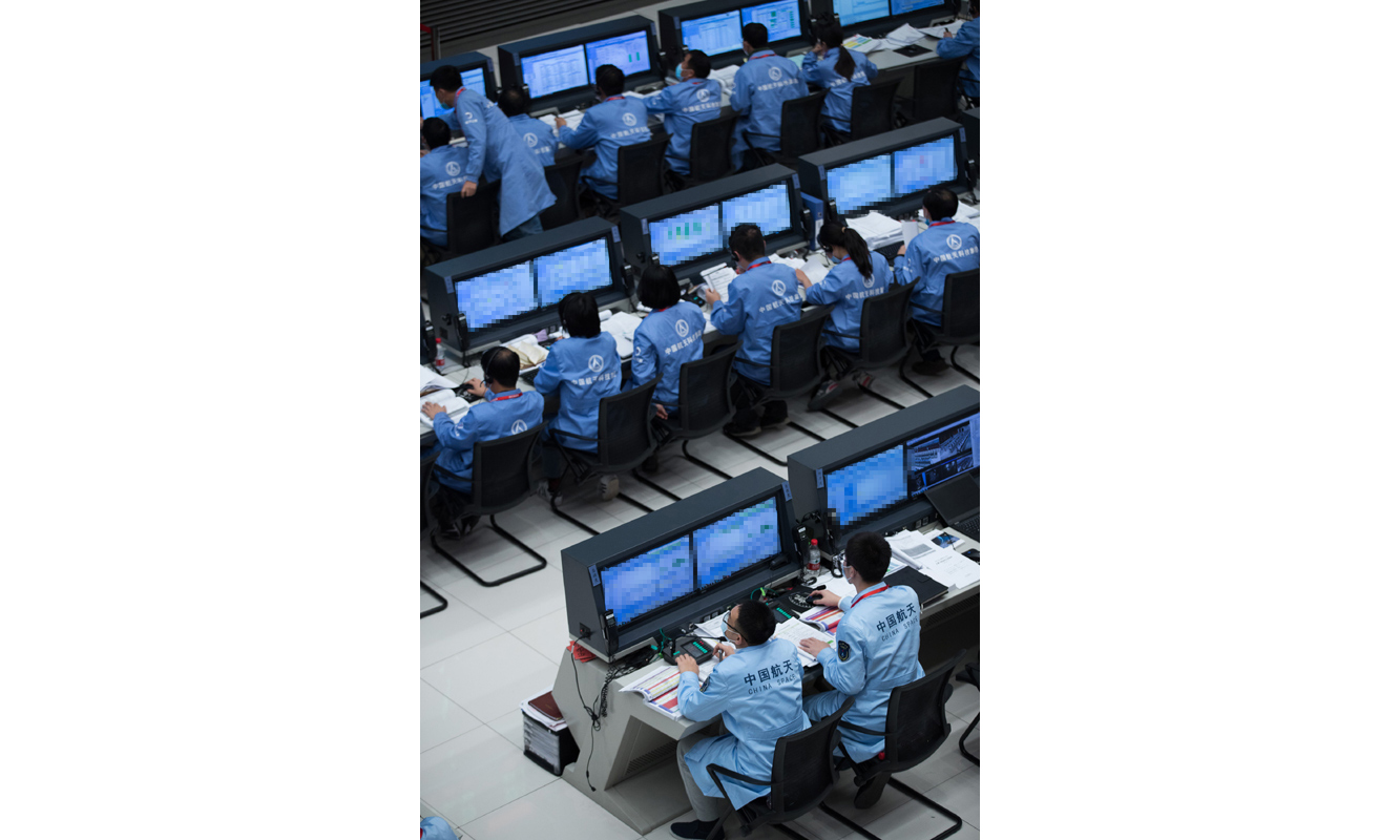圖為12月1日，在北京航天飛行控制中心，航天科技人員在監測監測嫦娥五號探測器落月過程。新華社發