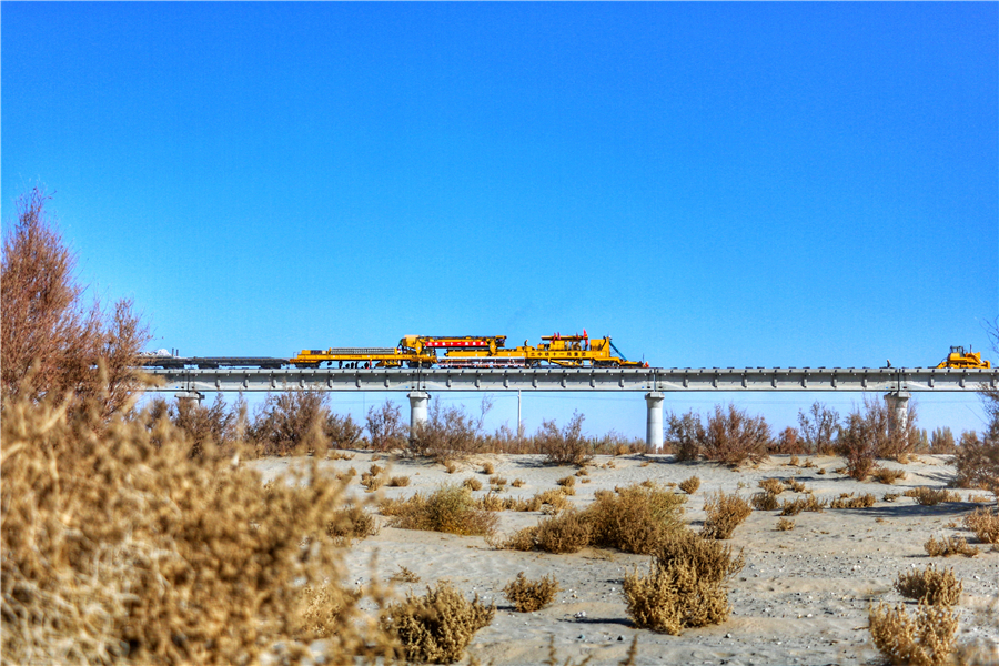 圖為CPG500鋪軌機在策勒河1號特大橋上進行鋪軌作業。（汪建鴻 攝）