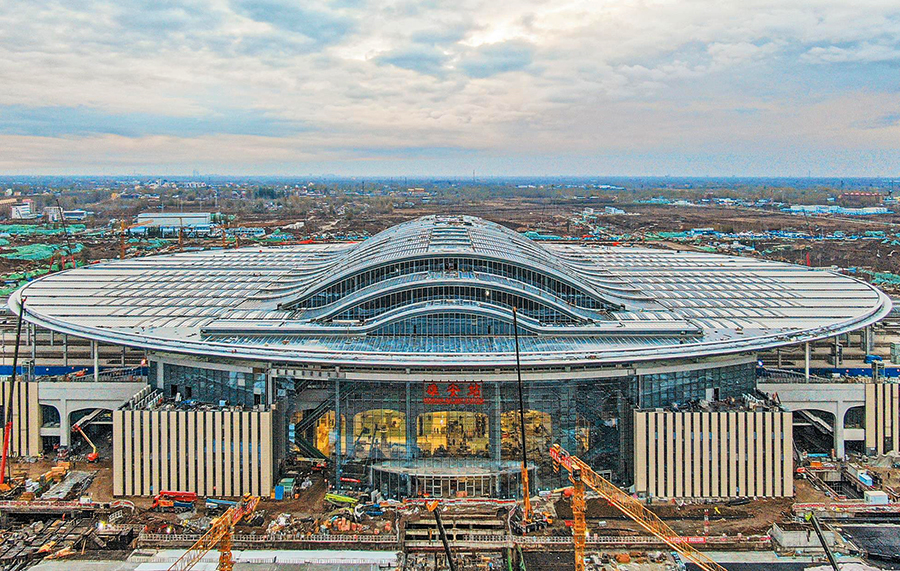 日前，中國鐵建所屬中鐵十二局承建的京雄城際鐵路雄安站主體結構已封頂，內部裝修及安裝工程全面展開，預計今年底投入使用。