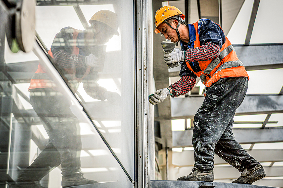 圖為工作人員正在緊張施工。