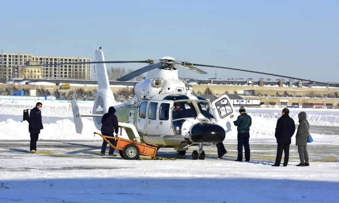 圖為工作人員在試飛前做準備工作。