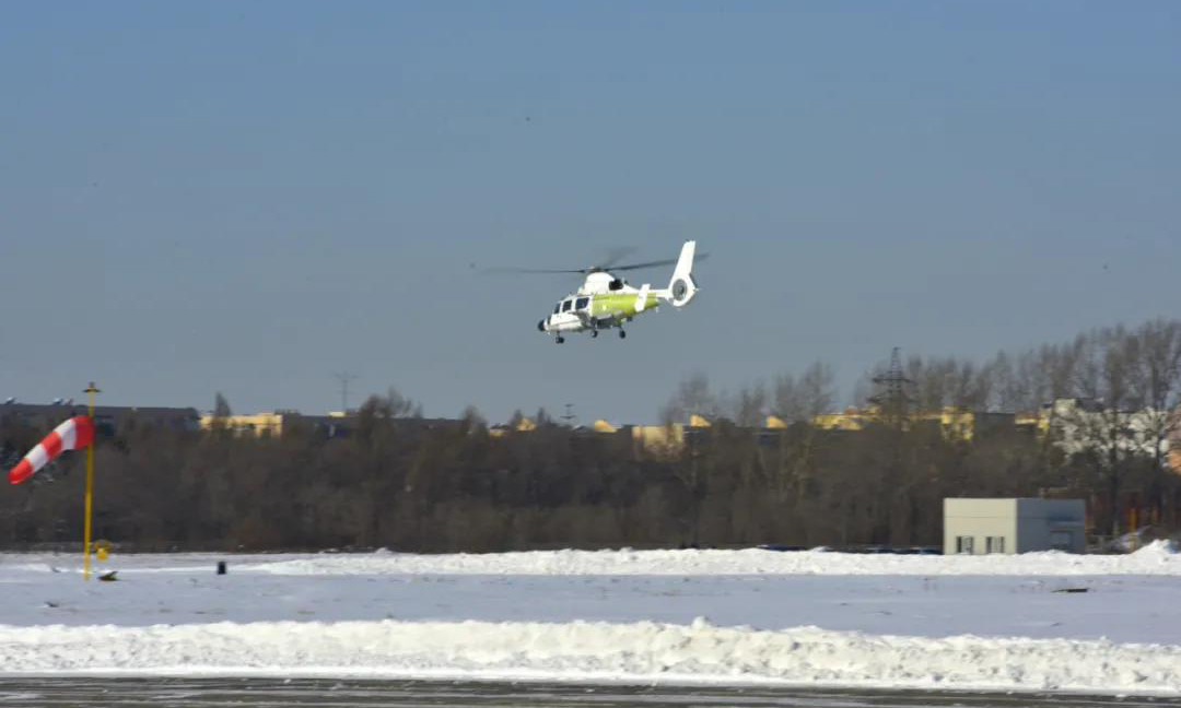 11月20日，在哈爾濱今冬首場暴風雪過后的第一天，航空工業哈飛即在雪后初晴中開啟試飛，向完成全年試飛任務發起沖鋒。伴隨發動機的陣陣轟鳴，一架架直升機騰空而起，卷起陣陣雪霧，扶搖而上直入藍天。