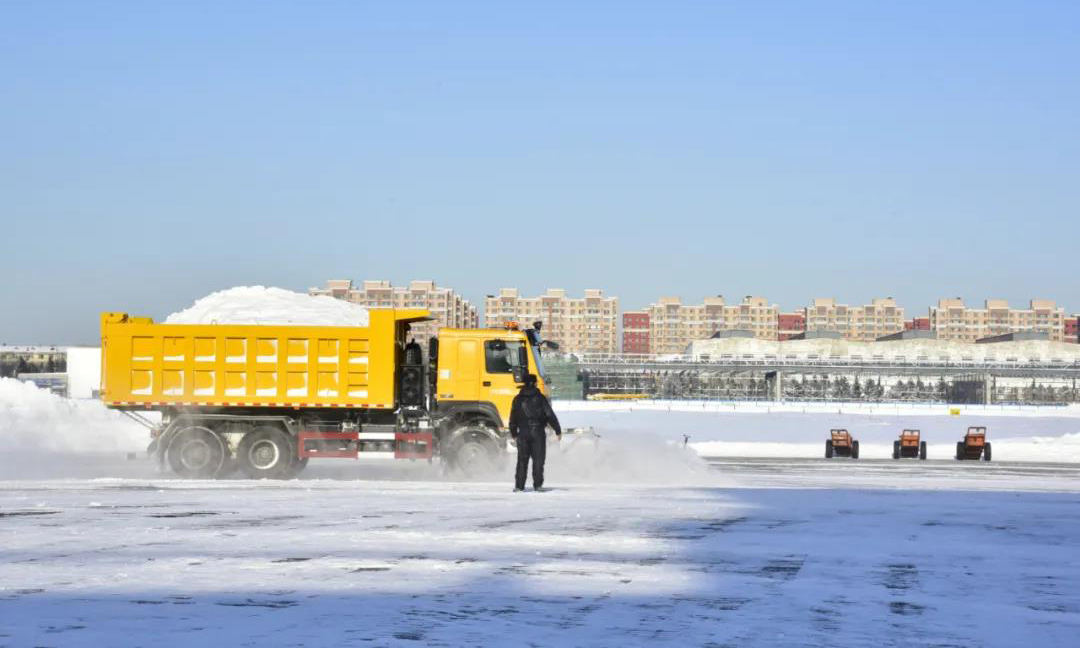 圖為工作人員在試飛前做準備工作。