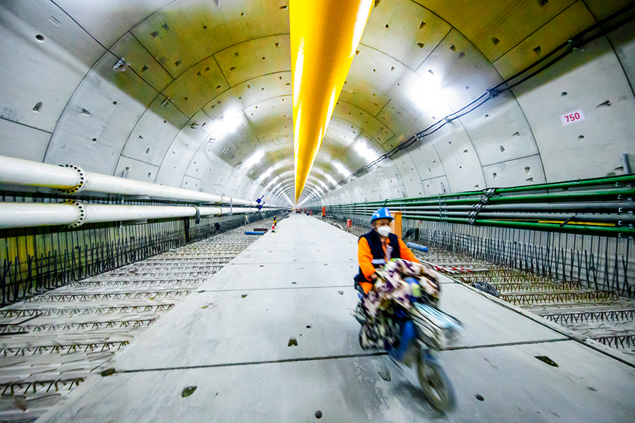 圖為正在施工中的穿黃隧道。（范成濤 攝）