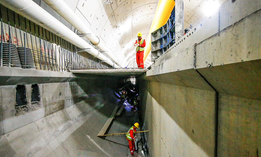 由于盾構段采用管片拼接的特殊性，為了確保后期側墻龍骨施工的準確，該項目部在隧道東線西立面管片安裝90環位置處進行了盾構段龍骨骨架的試拼安裝。圖為穿黃隧道橫斷面施工。（范成濤 攝）