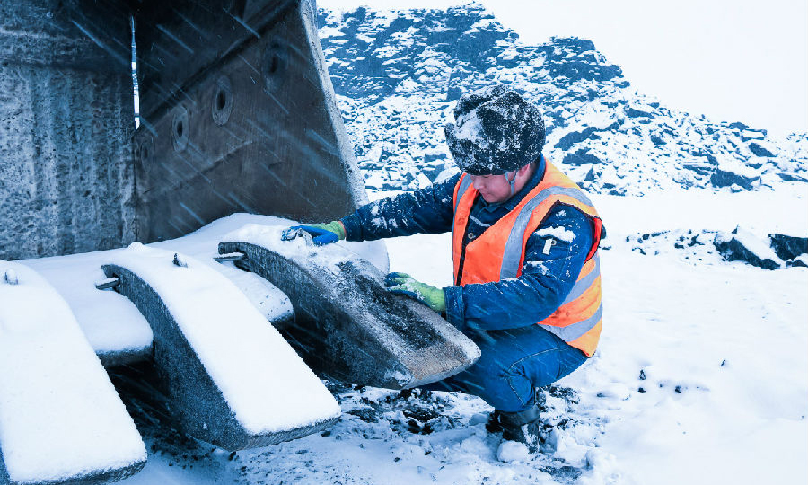 勝利能源加緊檢查低溫情況下設備斗齒等大型機構件，確保設備平穩運行。（任浩 攝）