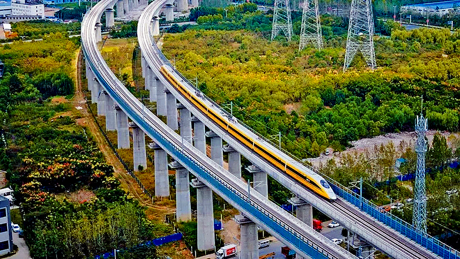 近日，由中鐵建電氣化局、中鐵十七局參建的合安高鐵正式進入試運營階段。圖為聯調聯試列車在肥西聯絡線上行駛。（呂晉 攝）