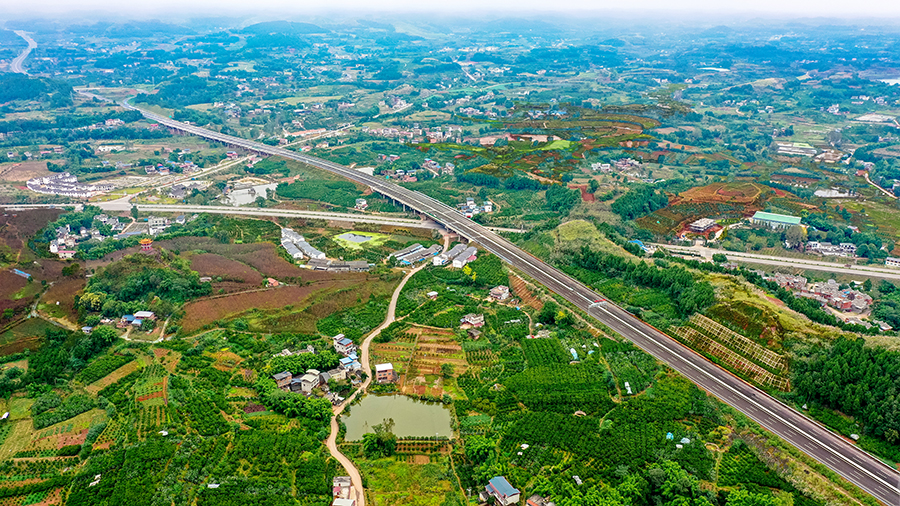 11月16日零時，由中國鐵建投資集團投資建設的成都經濟區環線德（陽）簡（陽）高速中江至禾豐段開通試運營。德簡高速呈北南走向，起于京昆高速（德陽市旌陽區境內），經中江縣、成都市金堂縣，在簡陽市境內止于渝蓉高速，全長105.56公里，雙向六車道高速公路，設計時速120公里。圖為金堂大道大橋。