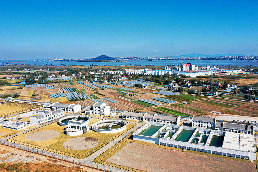 日前，中國鐵建參與的首個長江大保護項目——安徽蕪湖大龍灣污水處理廠順利通過工程主體和設備安裝驗收，廠區正式投用進入倒計時。圖為中國鐵建所屬中鐵十四局二公司承建的蕪湖大龍灣污水處理廠。（王觀生 攝）
