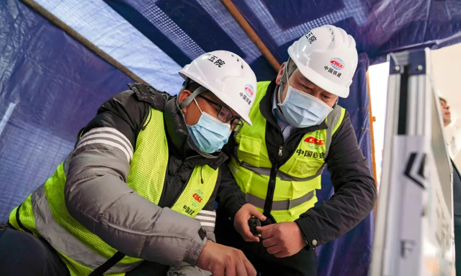 鐵五院項目組經過反復優化塔梁預應力及斜拉索索力，優化上下承臺鋼筋尺寸及布置，精確研究調整轉體段配重，最終克服了結構局部計算、大噸位轉盤設計、梁段不平衡轉體等設計難點，成功完成了一次世界級的“極限轉體”。