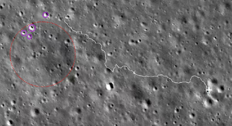 隨著“玉兔二號”月球車向西北方向不斷前行，嫦娥四號核心團隊科學家利用傳回的第一手數據，持續產出科學成果。科學團隊近期發表在SCI期刊《Science China Information Sciences》上的一篇文章中指出：南極-艾特肯盆地形成時的撞擊很可能穿透月殼，撞擊出月球深部物質。圖為去往最近反射率較亮的撞擊坑（紫色圓圈區域），紅圈為巖塊位置。