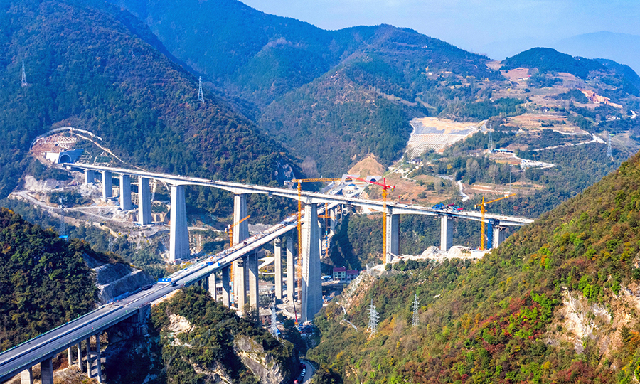 近日，由中國鐵建所屬中鐵十二局承建的鄭萬高鐵全線最高橋梁工程——兩河口雙線大橋勝利合龍。圖為鄭萬高鐵湖北段兩河口雙線大橋實現全橋合龍。（張慧 攝）