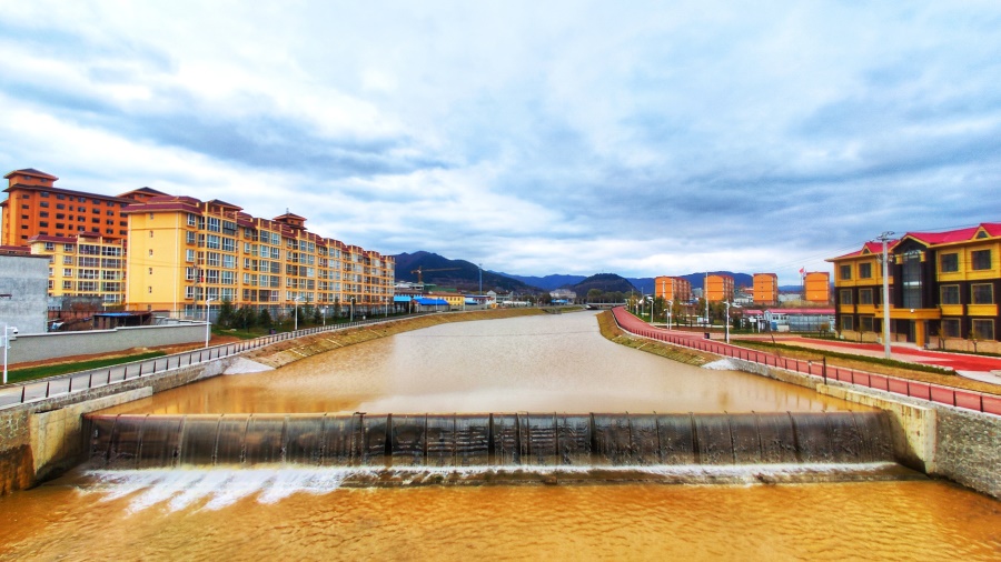 綠色發展，生態優先。中國鐵建重慶投資集團生態公司太白縣虢川河兩岸生態環境治理工程于2020年11月底完工，即將正式投入運營。圖為治理完成后的虢川河河道及沿線景觀。（師華鵬 攝）