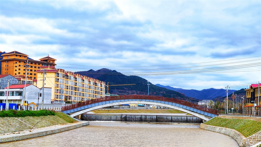 該項目以打造“中國達沃斯,仙境太白縣”為抓手，盤活虢川河，推進生態宜居、生態環境，打造鐵建精品工程，為實現太白縣“一河兩岸、東擴南移、跨河發展”的規劃發展戰略目標做出中央企業的貢獻。圖為治理完成后的虢川河河道及沿線景觀。（師華鵬 攝）