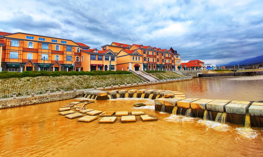 圖為治理完成后的虢川河河道及沿線景觀。（師華鵬 攝）