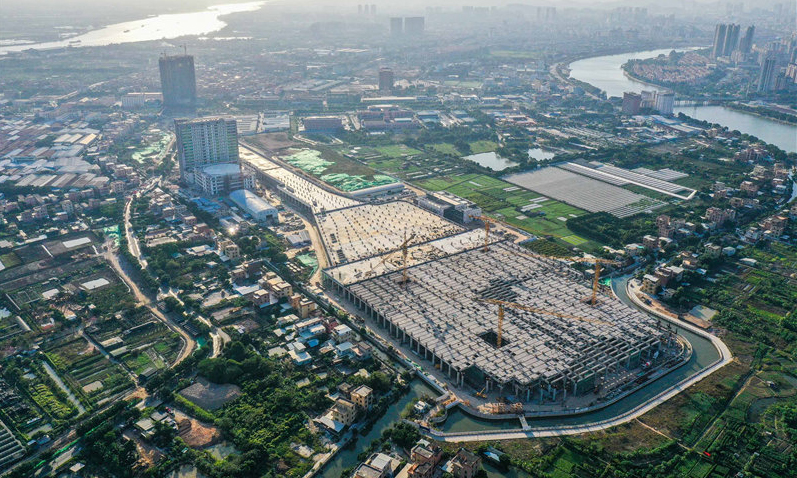 日前，由中鐵十一局承建的廣州市地鐵18號線隴枕停車場封頂在即。該停車場占地約21萬平方米，形似一把巨型吉他，主要承擔地鐵車輛的停放、日常保養、列檢及周月檢任務。地鐵18號連接廣州市中心城區與南沙自貿區，設計最高時速160公里。圖為11月9日拍攝的廣州市地鐵18號線隴枕停車場。（新華社記者 劉大偉 攝）