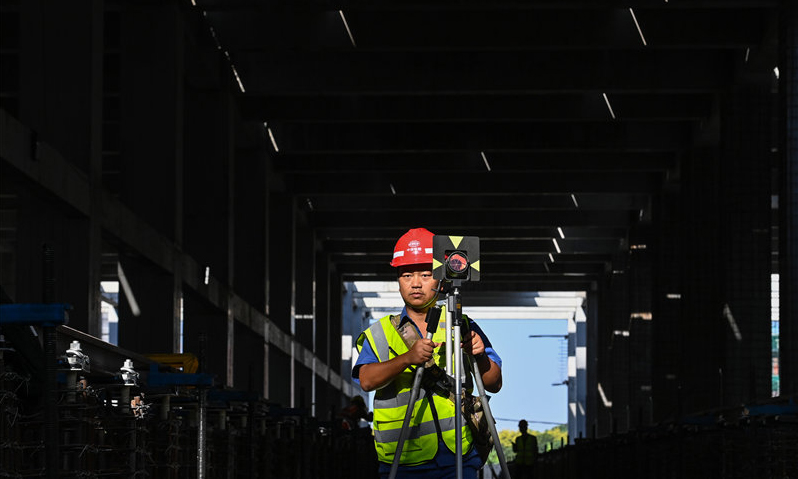 圖為11月9日，施工人員在廣州市地鐵18號線隴枕停車場檢查軌道。（新華社記者 劉大偉 攝）