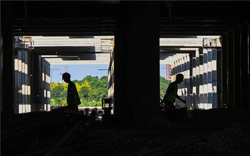 圖為11月9日，施工人員在廣州市地鐵18號線隴枕停車場架設梁下管道。（新華社記者 劉大偉 攝）