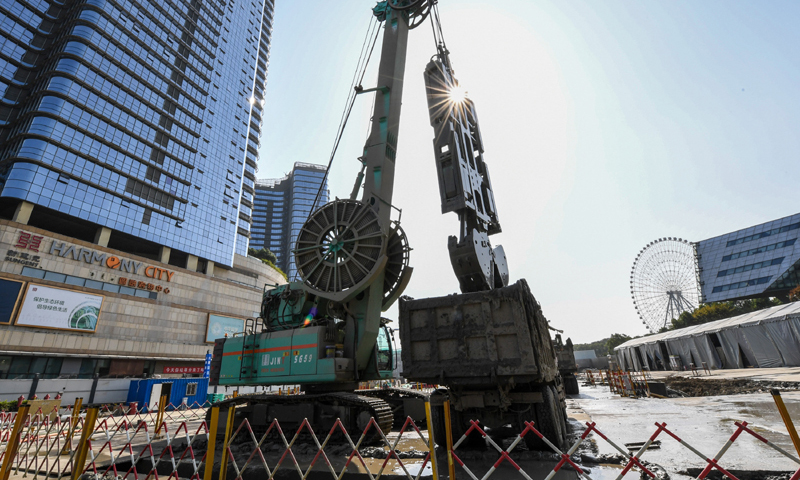 圖為11月8日，在蘇州市軌道交通8號線右岸街站施工現場，中鐵十局城軌公司的工程人員操作液壓成槽機進行挖土作業。（新華社記者 李博 攝）