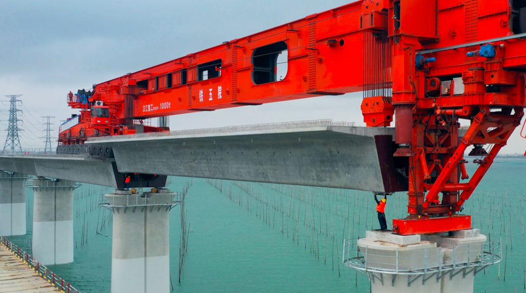 “昆侖號”在研發設計階段就充分考慮了在“強風”等極端季候條件下作業的安全防范措施，結構穩定性按7級海風進行設計；架橋機主梁采用開孔通風設計，減少風載影響，采用三角形防搖擺布置方式等。同時，一體式架橋機在海上大風環境中具有可規避的優勢，一體機架完箱梁之后隨即返回梁場，可有效規避不可預見的風險。圖為“昆侖號”即將完成一組箱梁架設。