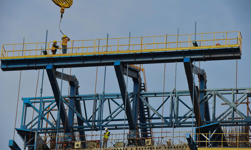 圖為11月2日，中鐵十一局工人在新建福廈鐵路湄洲灣跨海大橋建設現場施工。（新華社記者 宋為偉 攝）