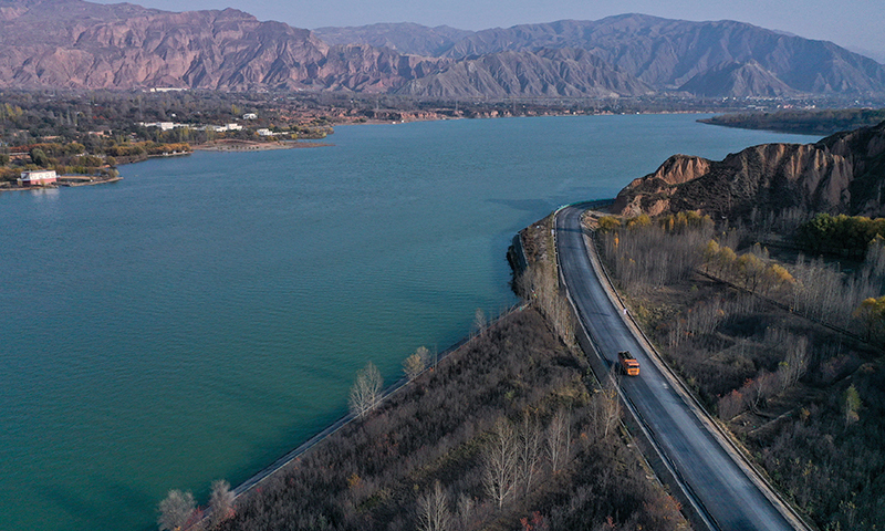 圖為11月1日，施工車輛行進在馬康公路施工現場。（新華社記者 吳剛 攝）