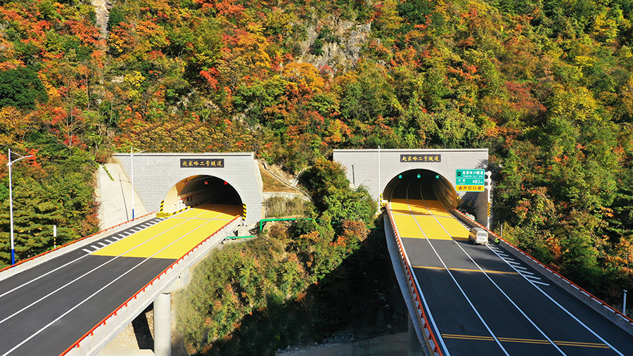 2017年，中鐵十四局三公司中標寶（雞）坪（坎）高速公路第19標段，該標段位于著名的秦嶺山脈腹地，穿越山間溝谷，山高谷窄，地形起伏大。該地年平均降水量達到1137毫米，冬季極端溫度達到零下20度，受雨水和極寒等天氣影響，每年有效作業時間僅為60%。圖為通車后的寶坪高速公路巖灣至坪坎段。（白鵬娃 攝）