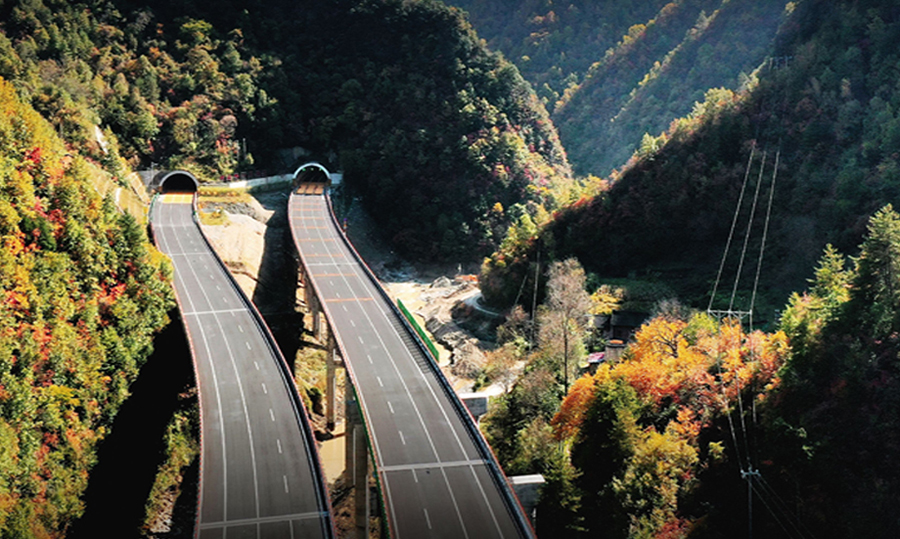 2017年7月開工以來，項目處于峽谷處，兩山夾一河，高速穿河過，高山峽谷，一塊平地難尋，廖無人煙，臨建設施、材料進場極其困難，給施工生產帶來了嚴峻的挑戰。圖為通車后的寶坪高速公路巖灣至坪坎段。（白鵬娃 攝）