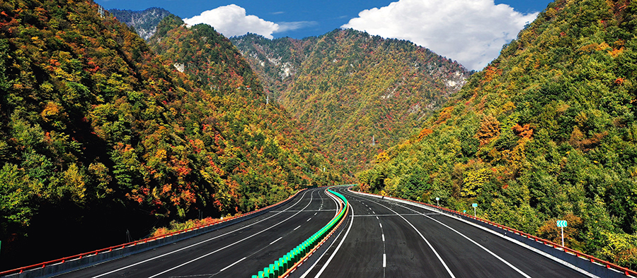 項目部積極協調，責任到人，不等不靠，一面復核工程量、一面踏勘現場，同時搶駐地建設，僅用了一個月時間迅速打開了局面。圖為通車后的寶坪高速公路巖灣至坪坎段。（白鵬娃 攝）