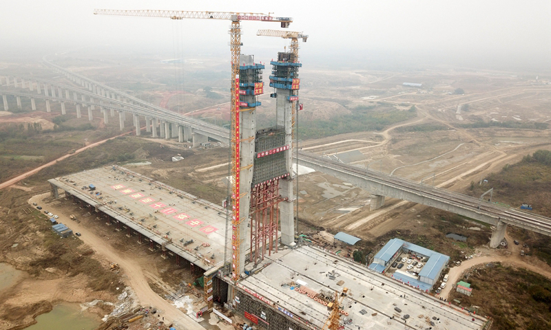 引江濟淮工程溝通長江、淮河兩大水系，是我國跨流域、跨省重大戰略性水資源配置和綜合利用工程。圖為10月28日在合肥市拍攝的主塔封頂后的引江濟淮將軍嶺路橋。（新華社記者 劉軍喜 攝）