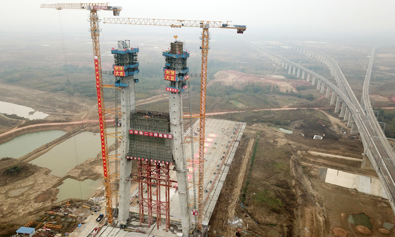 圖為10月28日在合肥市拍攝的主塔封頂后的引江濟淮將軍嶺路橋。（新華社記者 劉軍喜 攝）